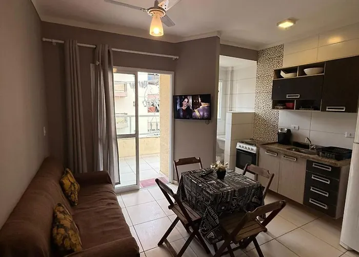 Ap um dormitório com ar condicionado ou ventiladores de teto, churrasqueira Ubatuba